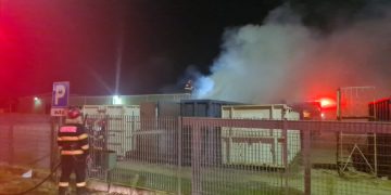 VIDEO. Incendii în Oradea | Au ars un container cu deșeuri reciclabile, dar și anexa și terasa unei locuințe