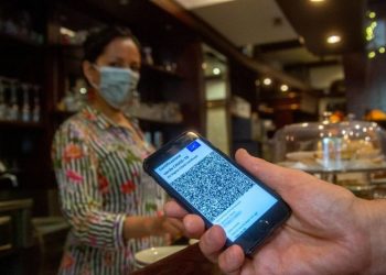 Certificatul verde COVID devine OBLIGATORIU în România, pentru accesul în restaurante și la evenimente în localitățile cu rata de infectare între 3 și 6 la mie