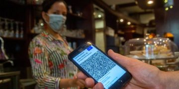 Certificatul verde COVID devine OBLIGATORIU în România, pentru accesul în restaurante și la evenimente în localitățile cu rata de infectare între 3 și 6 la mie