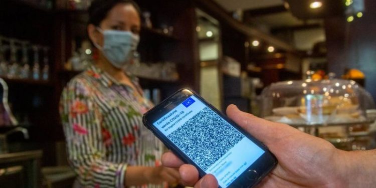 Certificatul verde COVID devine OBLIGATORIU în România, pentru accesul în restaurante și la evenimente în localitățile cu rata de infectare între 3 și 6 la mie