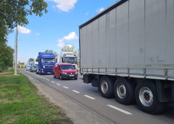 Protest al transportatorilor, pe Șoseaua Borșului și pe centura Oradei | Zeci de șoferi de camion au protestat față de impozitarea diurnelor