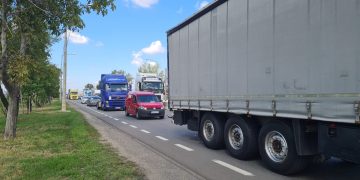 Protest al transportatorilor, pe Șoseaua Borșului și pe centura Oradei | Zeci de șoferi de camion au protestat față de impozitarea diurnelor