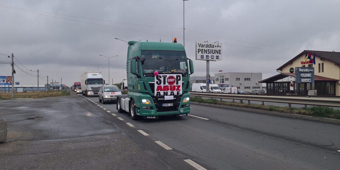 Protest cu zeci de camioane pe centura Oradei | Transportatorii au acuzat impozitarea diurnelor, impunerea carantinării șoferilor profesioniști și scumpirea RCA