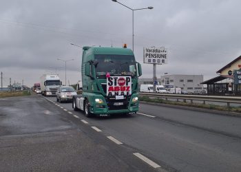 Protest cu zeci de camioane pe centura Oradei | Transportatorii au acuzat impozitarea diurnelor, impunerea carantinării șoferilor profesioniști și scumpirea RCA