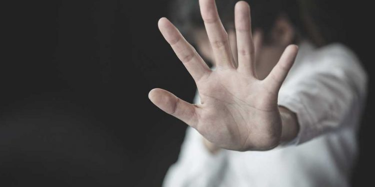 13 ani de închisoare pentru pensionarul din Oradea acuzat că a sechestrat și agresat sexual o fetiță de 12 ani