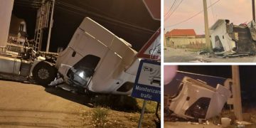 FOTO | Cabina unui camion, spulberată de un autotren, pe Șoseaua Borșului. Șoferul a scăpat ca prin minune fără să fie rănit