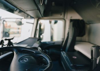 Zeci de locuri de muncă pentru șoferi de TIR, oferite în Bihor | Se caută și personal pentru industria HoReCa