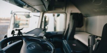 Zeci de locuri de muncă pentru șoferi de TIR, oferite în Bihor | Se caută și personal pentru industria HoReCa