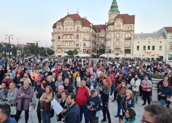 VIDEO-FOTO. Protest în Piața Unirii, din Oradea | Sute de persoane manifestează împotriva vaccinării, a impunerii pașaportului verde și a restricțiilor COVID