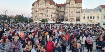 VIDEO-FOTO. Protest în Piața Unirii, din Oradea | Sute de persoane manifestează împotriva vaccinării, a impunerii pașaportului verde și a restricțiilor COVID