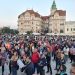 VIDEO-FOTO. Protest în Piața Unirii, din Oradea | Sute de persoane manifestează împotriva vaccinării, a impunerii pașaportului verde și a restricțiilor COVID