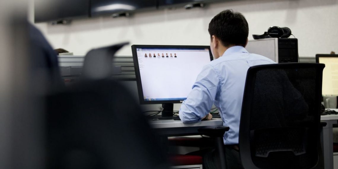 Amendă de 24.000 de lei pentru o firmă acuzată că înregistra discuțiile dintre angajați pentru a le folosi împotriva lor