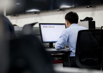 Amendă de 24.000 de lei pentru o firmă acuzată că înregistra discuțiile dintre angajați pentru a le folosi împotriva lor