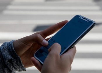 S-a schimbat… schimbarea | Pietonii care folosesc telefonul când traversează strada NU vor fi amendați