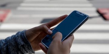 S-a schimbat… schimbarea | Pietonii care folosesc telefonul când traversează strada NU vor fi amendați