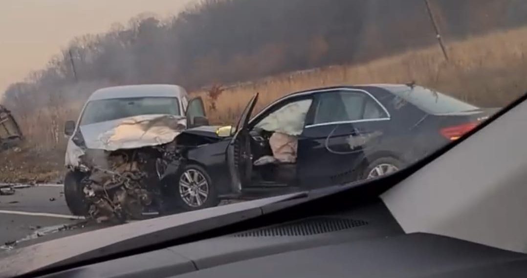 Accident grav pe DN 76, între Hidișelu de Jos și Băile Felix | Trei mașini s-au ciocnit, una dintre ele s-a răsturnat în șanț