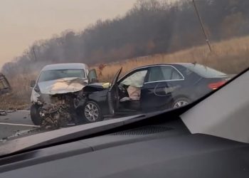 Accident grav pe DN 76, între Hidișelu de Jos și Băile Felix | Trei mașini s-au ciocnit, una dintre ele s-a răsturnat în șanț