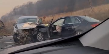 Accident grav pe DN 76, între Hidișelu de Jos și Băile Felix | Trei mașini s-au ciocnit, una dintre ele s-a răsturnat în șanț