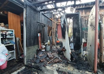 VIDEO. Aflat în misiune pentru DIICOT, un echipaj al Jandarmeriei Bihor a salvat doi soți dintr-o casă în flăcări