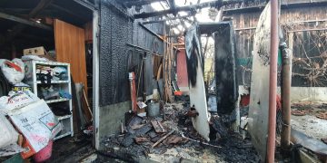 VIDEO. Aflat în misiune pentru DIICOT, un echipaj al Jandarmeriei Bihor a salvat doi soți dintr-o casă în flăcări