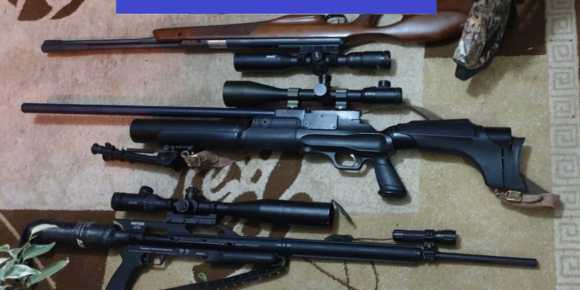 FOTO. Arsenal găsit în casele a doi bihoreni | 13 puști și arbalete și aproape 9500 de cartușe deținute ilegal, CONFISCATE de polițiști