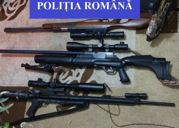 FOTO. Arsenal găsit în casele a doi bihoreni | 13 puști și arbalete și aproape 9500 de cartușe deținute ilegal, CONFISCATE de polițiști