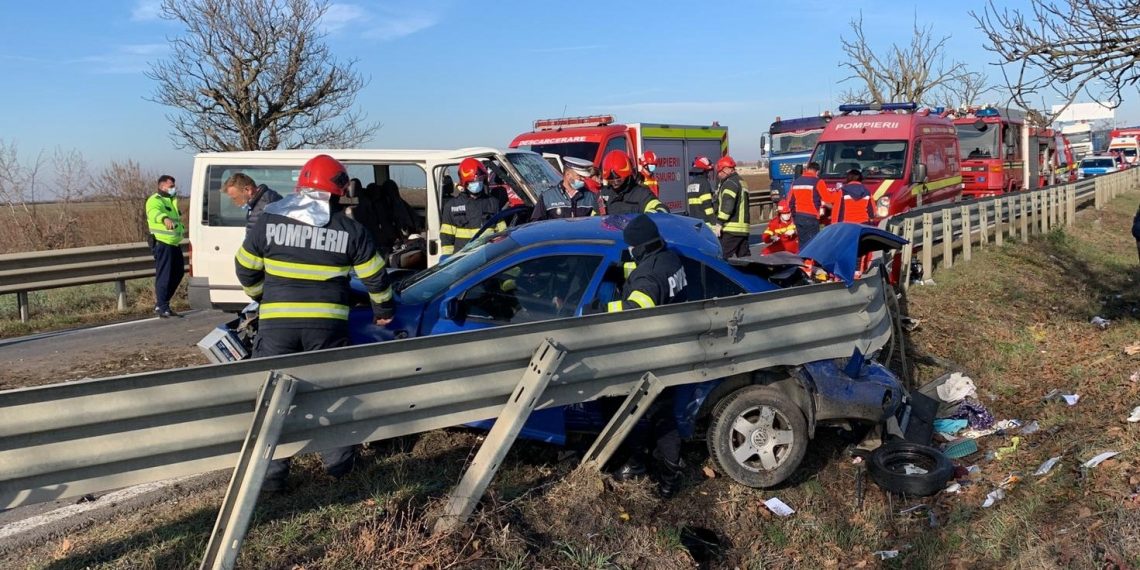 VIDEO-FOTO. Șase persoane, implicate într-un accident pe DN 79 | Un copil a murit după ce un microbuz și autoturism s-au ciocnit la ieșirea din Oradea spre Nojorid