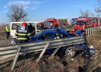 VIDEO-FOTO. Șase persoane, implicate într-un accident pe DN 79 | Un copil a murit după ce un microbuz și autoturism s-au ciocnit la ieșirea din Oradea spre Nojorid