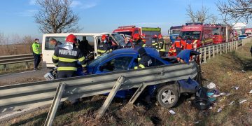 VIDEO-FOTO. Șase persoane, implicate într-un accident pe DN 79 | Un copil a murit după ce un microbuz și autoturism s-au ciocnit la ieșirea din Oradea spre Nojorid