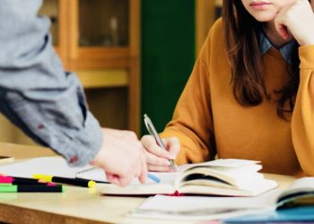 ANAF cere profesorilor care dau meditaţii să-şi pună case de marcat