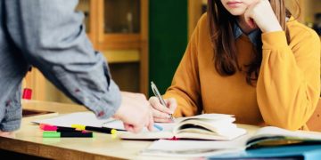 ANAF cere profesorilor care dau meditaţii să-şi pună case de marcat