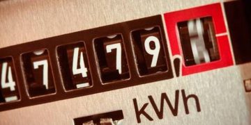 BUBUIE prețurile la electricitate pentru clienții care nu și-au schimbat contractele | Cât va costa curentul de la 1 ianuarie 2022