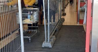 ”Gest ofensator” | Asociația Pro Consumatori a sesizat MAI, IGSU și pe ambasadorul Germaniei în privința gardurilor montate în magazinele Kaufland