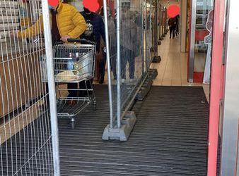 ”Gest ofensator” | Asociația Pro Consumatori a sesizat MAI, IGSU și pe ambasadorul Germaniei în privința gardurilor montate în magazinele Kaufland