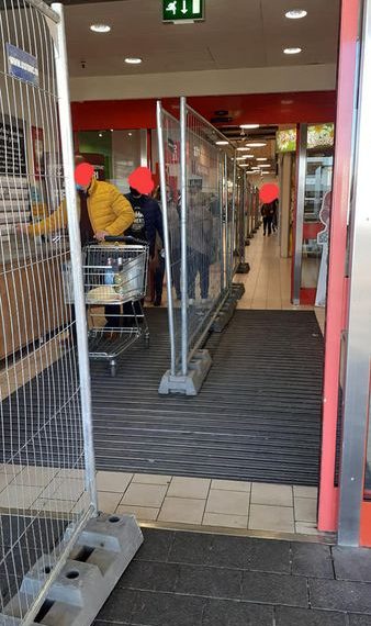 ”Gest ofensator” | Asociația Pro Consumatori a sesizat MAI, IGSU și pe ambasadorul Germaniei în privința gardurilor montate în magazinele Kaufland