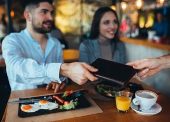 Bacșișul ar putea fi impozitat din 2022 | Patronatele din turism cer și reintroducerea voucherelor de vacanță