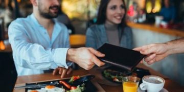 Bacșișul ar putea fi impozitat din 2022 | Patronatele din turism cer și reintroducerea voucherelor de vacanță