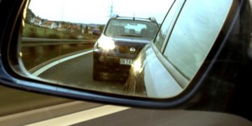 Șoferii care dau flash-uri sau claxonează pentru a li se face loc să treacă vor risca amenzi de mii de lei (DOCUMENT)