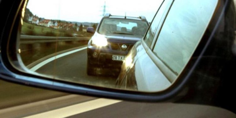 Șoferii care dau flash-uri sau claxonează pentru a li se face loc să treacă vor risca amenzi de mii de lei (DOCUMENT)