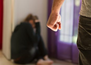 Victimele violenței domestice vor putea beneficia, temporar, de locuințele de necesitate ori de cele sociale (proiect)