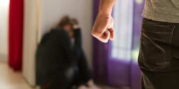 Victimele violenței domestice vor putea beneficia, temporar, de locuințele de necesitate ori de cele sociale (proiect)