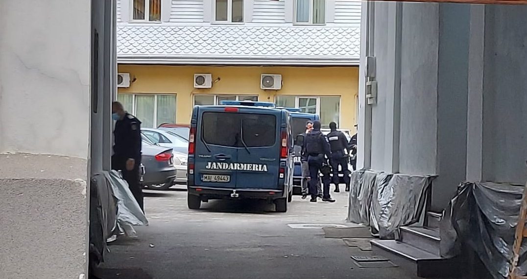 VIDEO-FOTO. Descinderi DGA în punctul de frontieră Borș, într-un caz de corupție | 6 polițiști de frontieră au fost duși la audieri