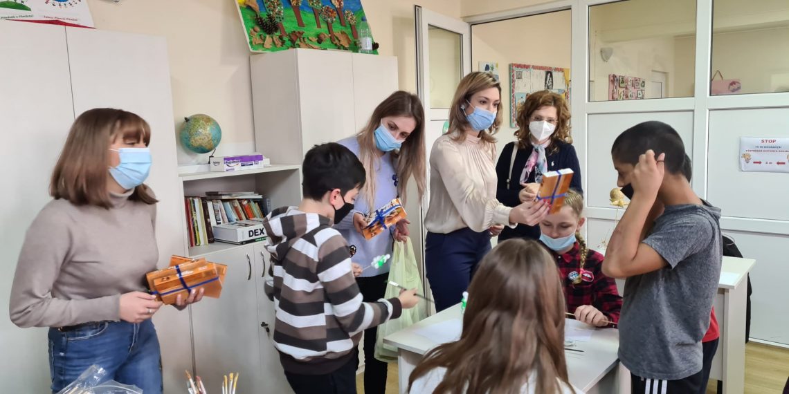 FOTO. Dreptul la un Crăciun fericit | Studenții Facultății de Drept din Oradea au dus cadouri copiilor de la Centrul de zi din oraș