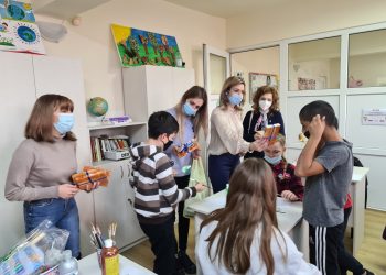 FOTO. Dreptul la un Crăciun fericit | Studenții Facultății de Drept din Oradea au dus cadouri copiilor de la Centrul de zi din oraș