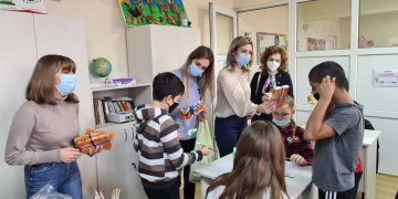 FOTO. Dreptul la un Crăciun fericit | Studenții Facultății de Drept din Oradea au dus cadouri copiilor de la Centrul de zi din oraș