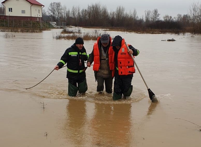FOTO-VIDEO: Inundațiile amenință mai multe localități din Bihor | Cotele de atenție, depășite