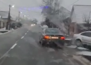 VIDEO. Șoferiță băută, filmată în Biharia în timp ce lovește o mașină parcată și își continuă drumul | Avea o alcoolemie de 1,28 la mie