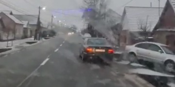 VIDEO. Șoferiță băută, filmată în Biharia în timp ce lovește o mașină parcată și își continuă drumul | Avea o alcoolemie de 1,28 la mie