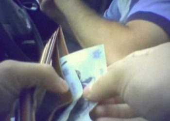 Tată și fiu, trimiși în judecată pentru dare de mită | Tatăl i-a oferit șpagă unui polițist ca să îi dea un telefon fiului său, aflat în arest