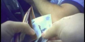 Tată și fiu, trimiși în judecată pentru dare de mită | Tatăl i-a oferit șpagă unui polițist ca să îi dea un telefon fiului său, aflat în arest